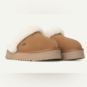 UGG women’s Disquette slipper size 8